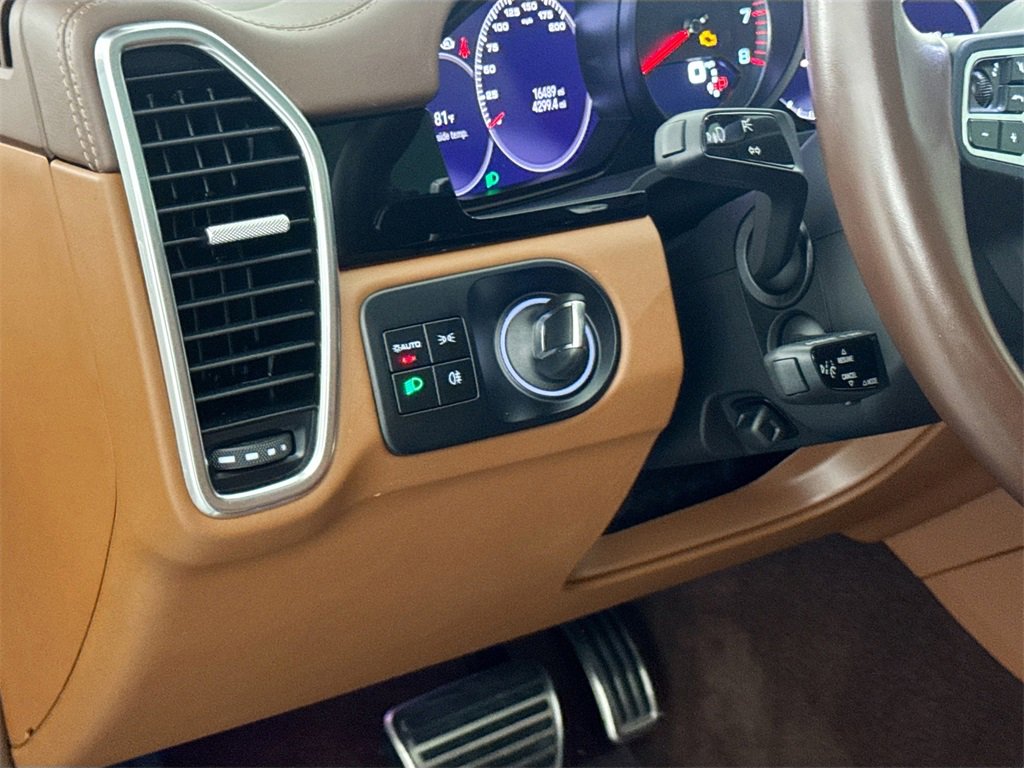 Used 2022 Porsche Cayenne Turbo image 10