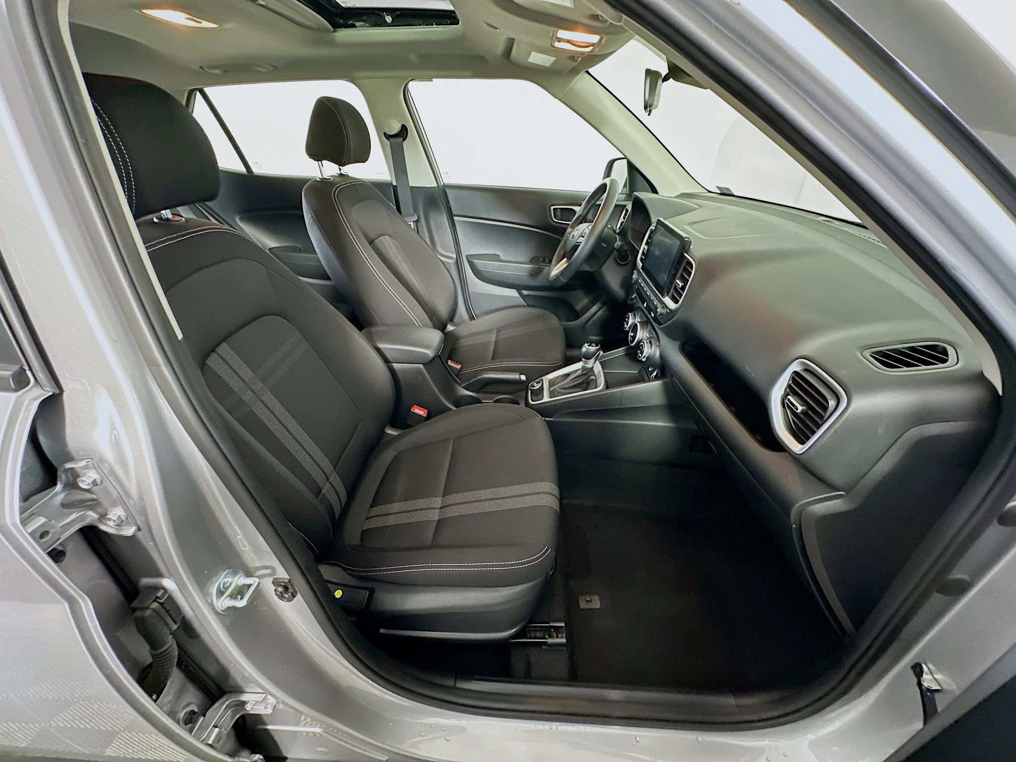 Used 2025 Hyundai Venue SEL image 31
