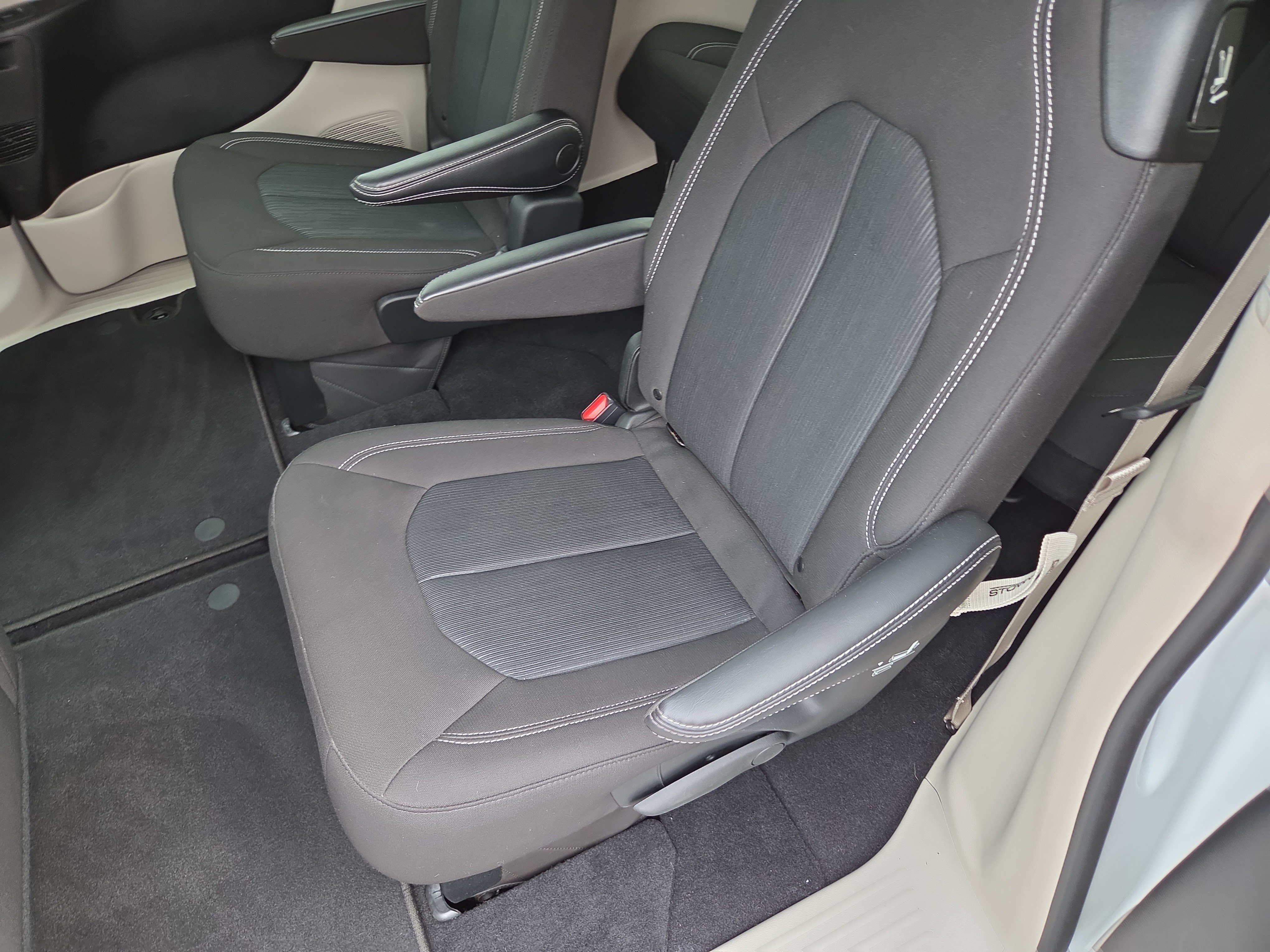 Certified 2022 Chrysler Voyager LX FWD image 23