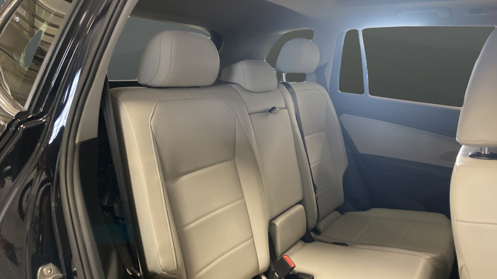 Used 2020 Volkswagen Tiguan SEL AWD/4WD image 24