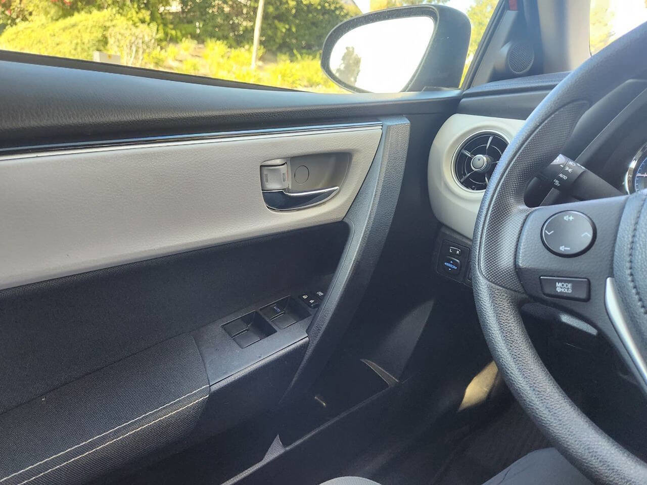 Used 2018 Toyota Corolla LE image 3