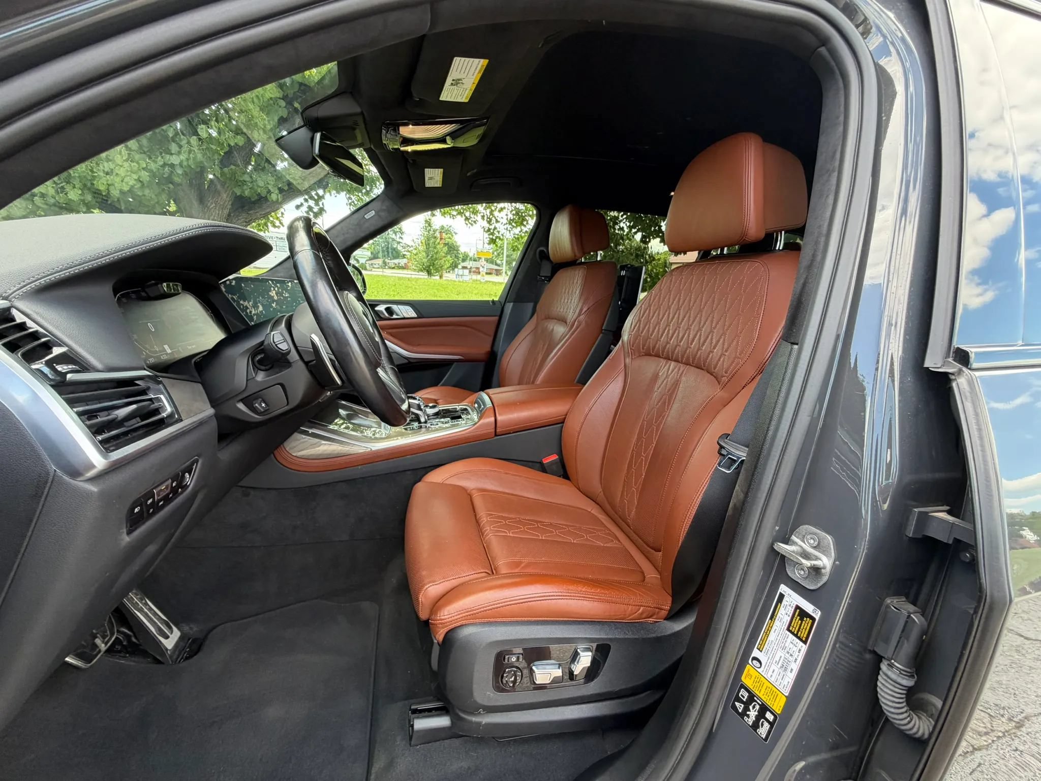 Used 2022 BMW X7 xDrive40i w/ M Sport Package AWD/4WD image 13