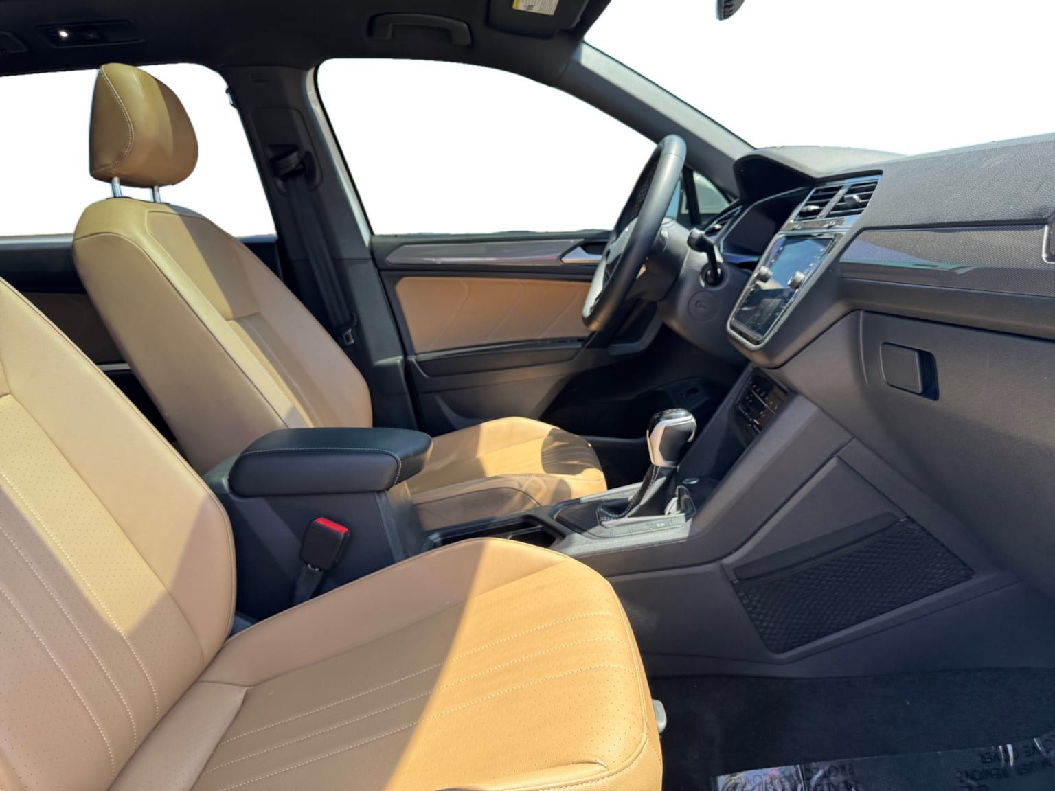 Used 2024 Volkswagen Tiguan SE w/ Panoramic Sunroof Package FWD image 17
