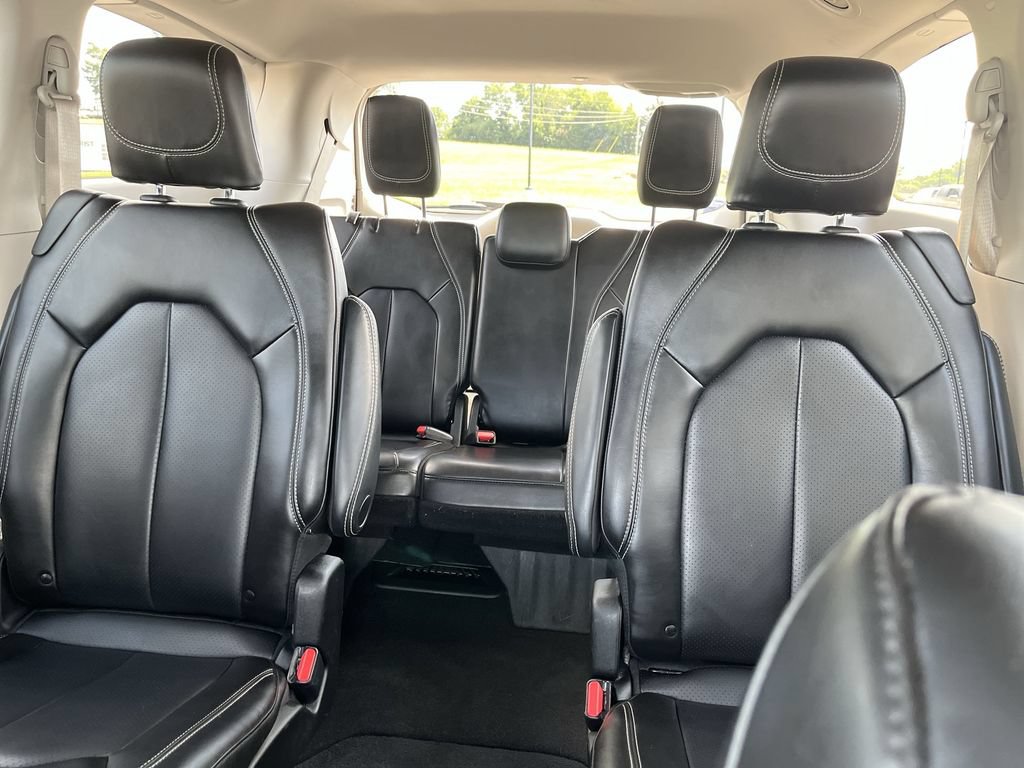 Used 2023 Chrysler Pacifica Touring-L FWD image 21