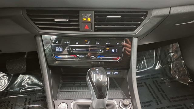 Used 2025 Volkswagen Jetta SE image 27