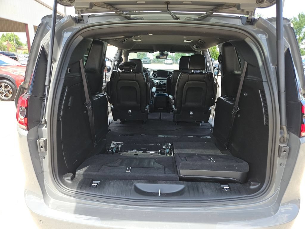 Used 2025 Chrysler Pacifica Select FWD image 23