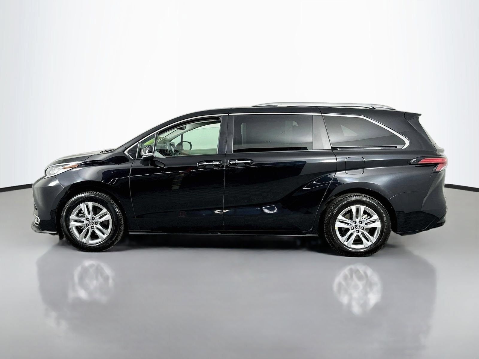 Used 2022 Toyota Sienna Limited AWD/4WD image 4