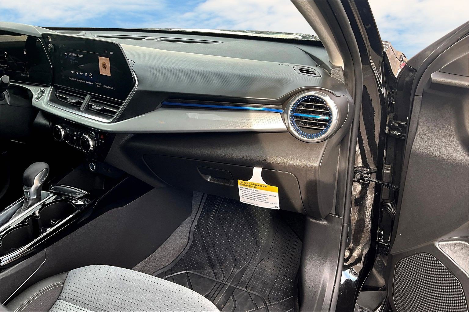 Used 2025 Chevrolet Trax LT w/ Driver Confidence Package FWD image 18