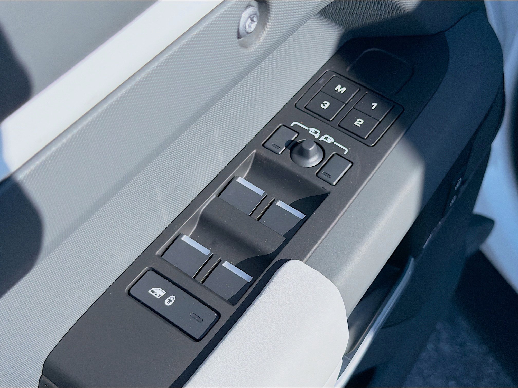 New 2026 Land Rover Defender 110 X-Dynamic SE AWD/4WD image 23