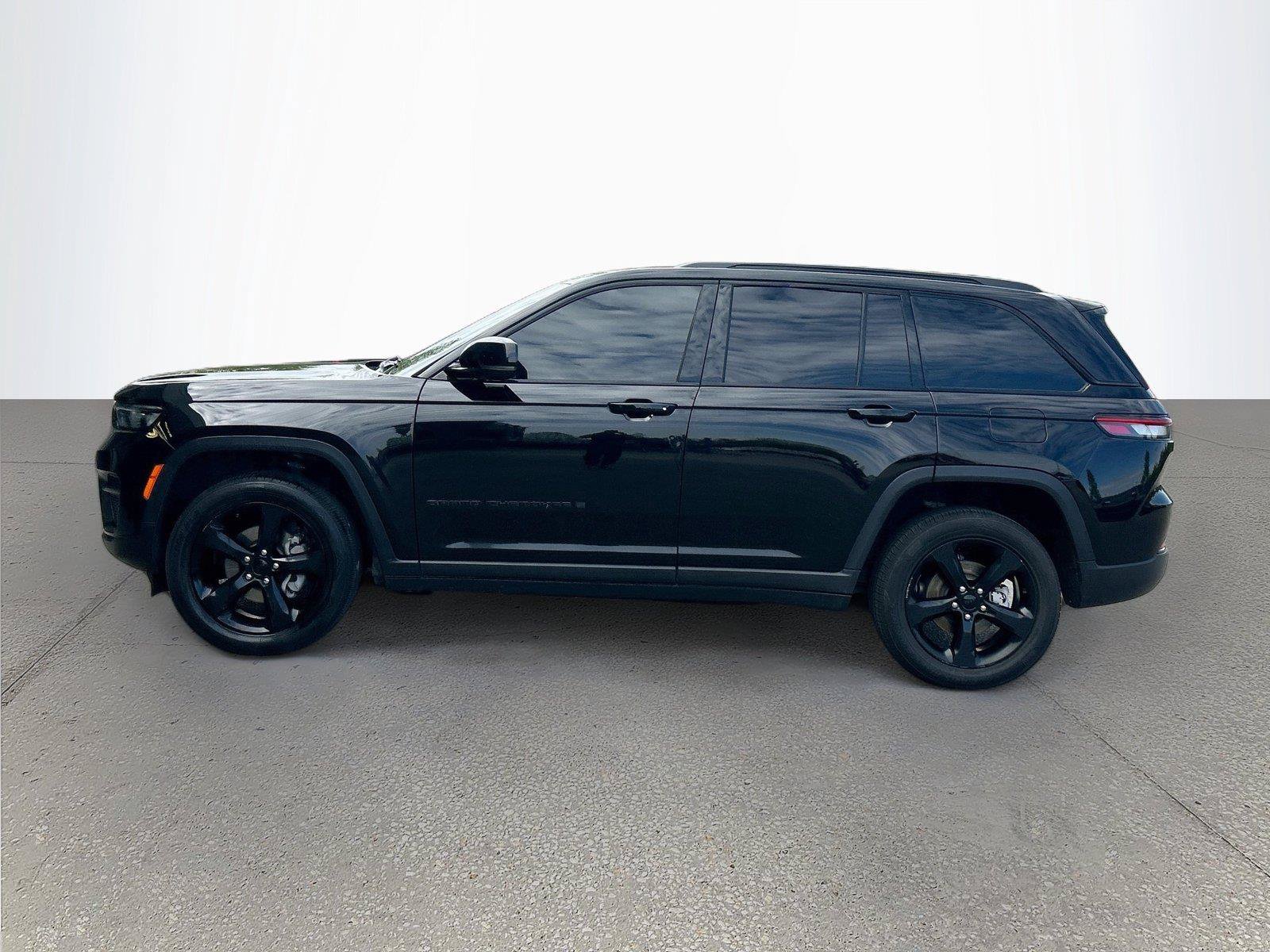 Used 2023 Jeep Grand Cherokee Altitude AWD/4WD image 7