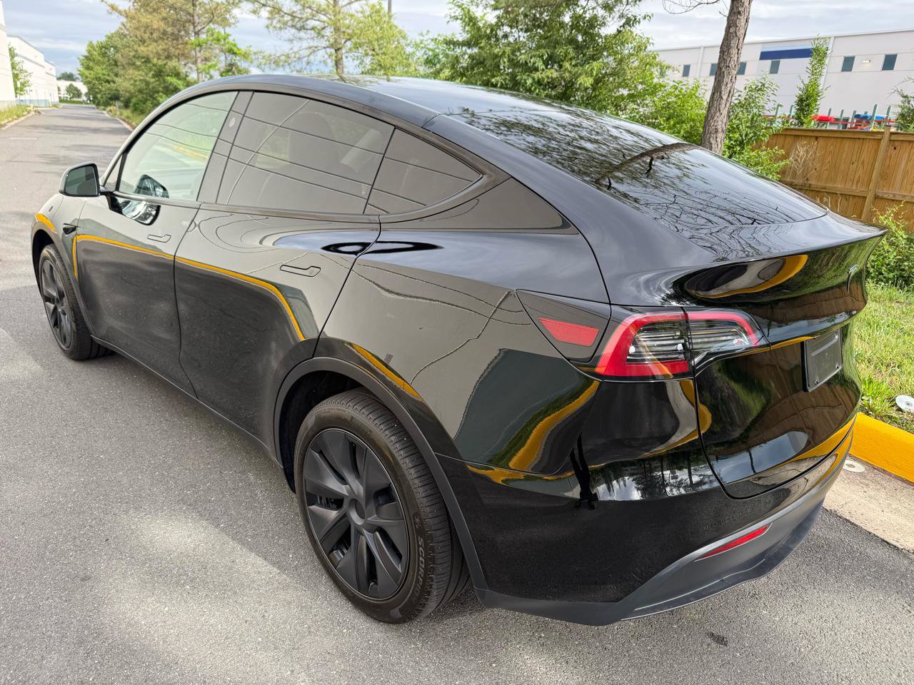 Used 2025 Tesla Model Y Long Range AWD/4WD image 3