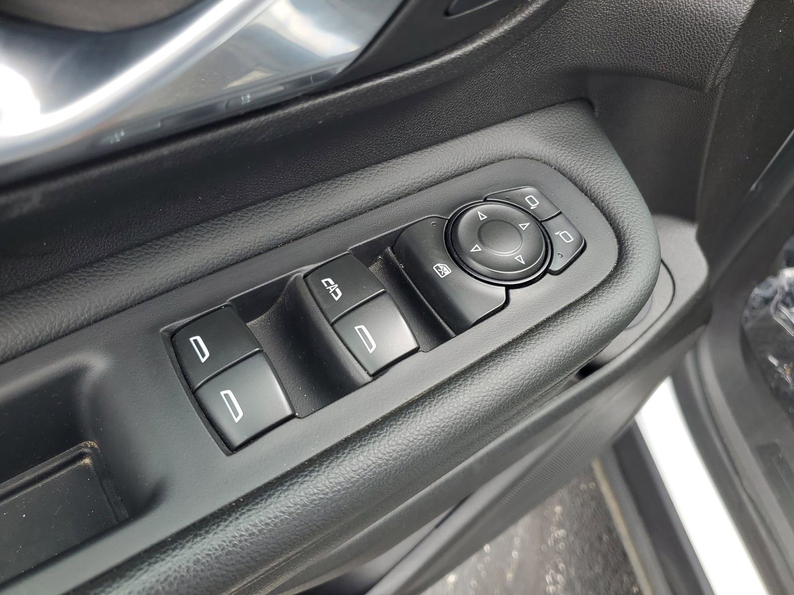 Used 2024 GMC Terrain SLE w/ Driver Convenience Package image 9