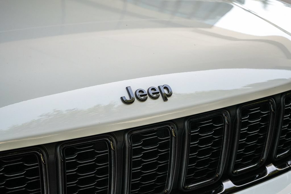 Used 2023 Jeep Grand Cherokee Altitude AWD/4WD image 9