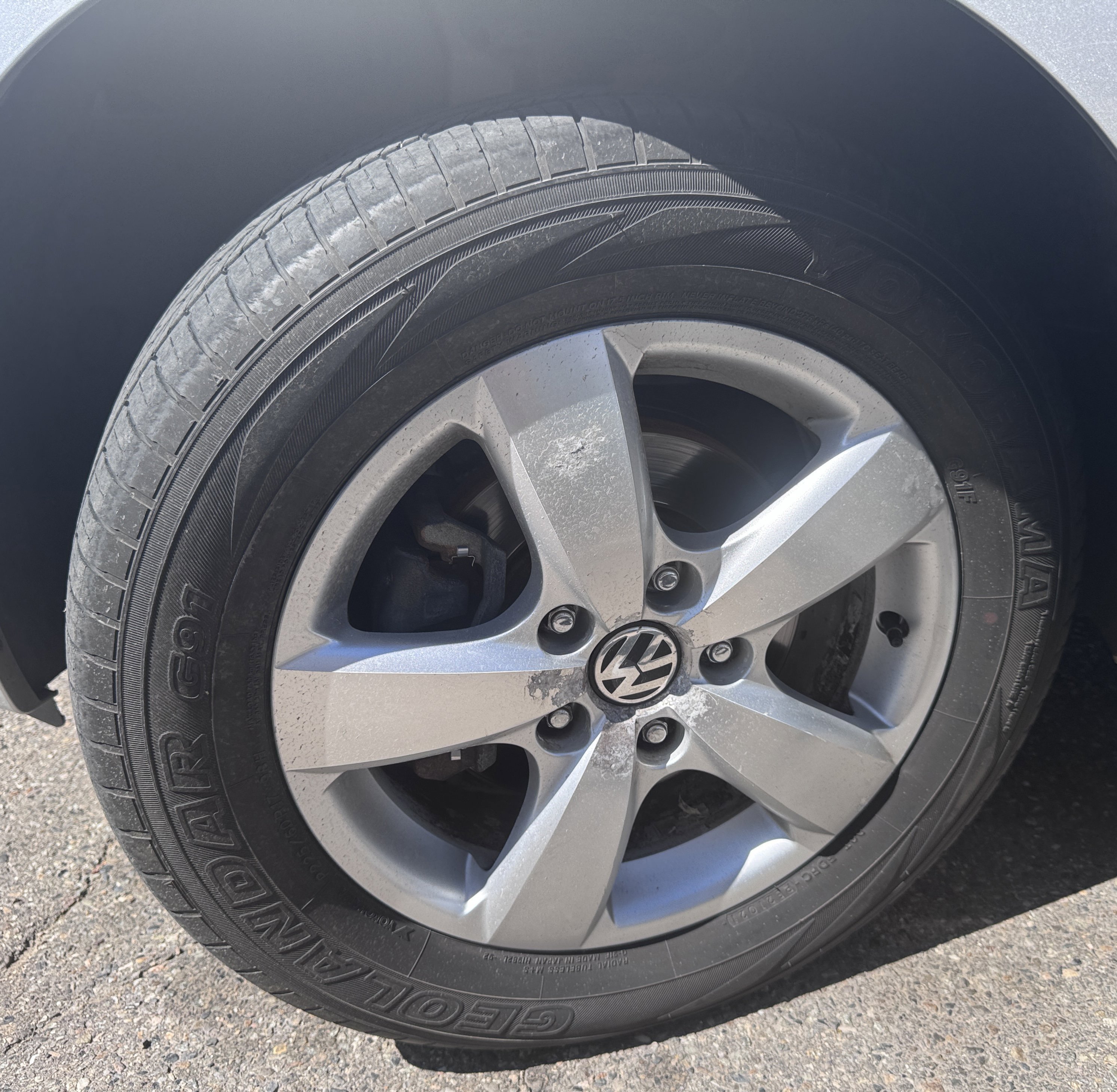 Used 2011 Volkswagen Routan SEL FWD image 61