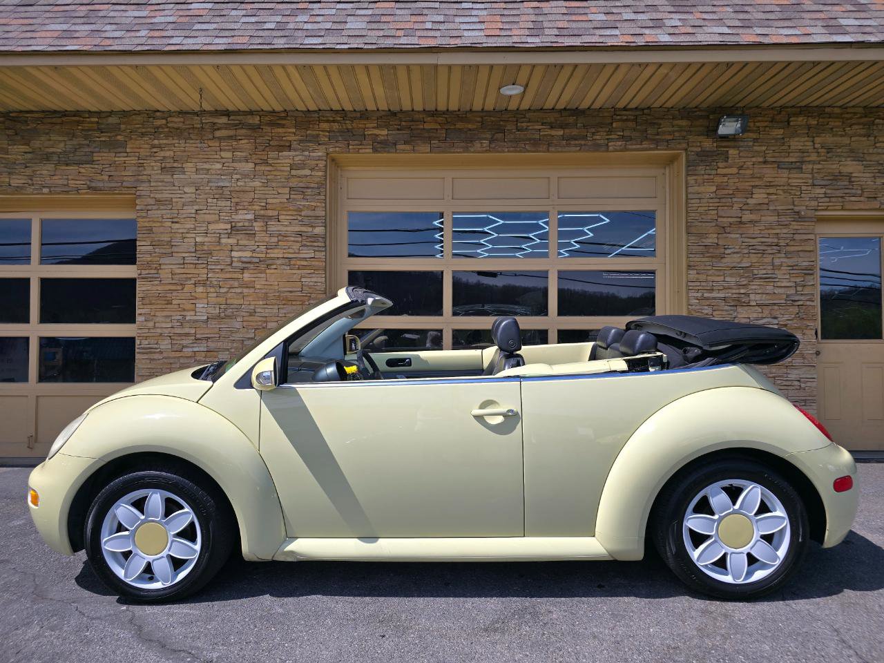 Used 2004 Volkswagen Beetle GLS image 3