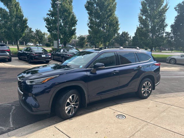 Used 2022 Toyota Highlander XLE AWD/4WD image 3
