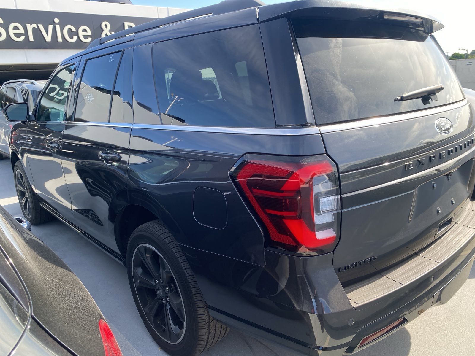 Used 2024 Ford Expedition Limited AWD/4WD image 4