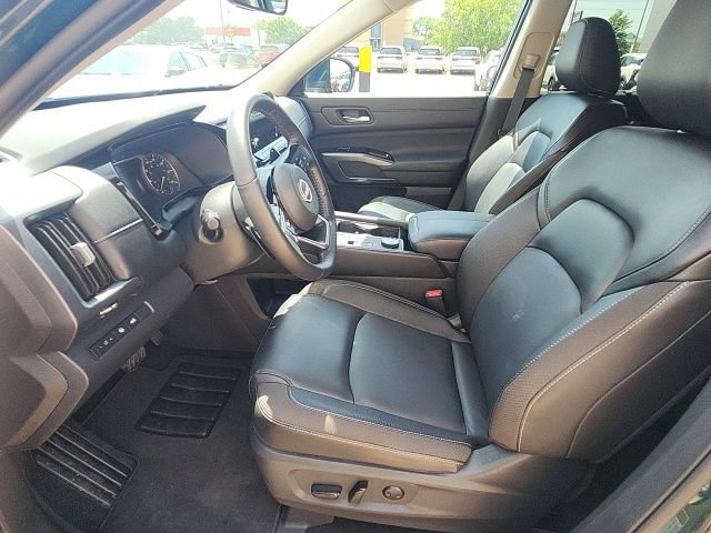 Used 2025 Nissan Pathfinder SL w/ Black Appearance Package AWD/4WD image 22