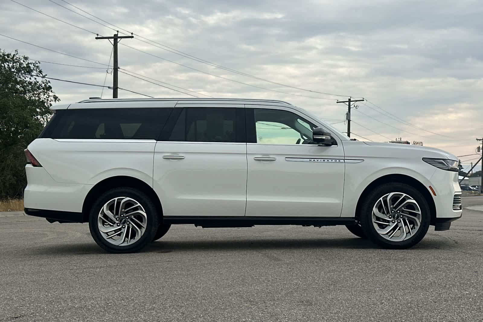 Used 2026 Lincoln Navigator L Reserve AWD/4WD image 8