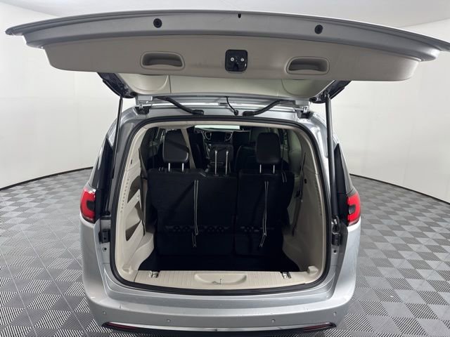 Used 2023 Chrysler Pacifica Touring-L image 13