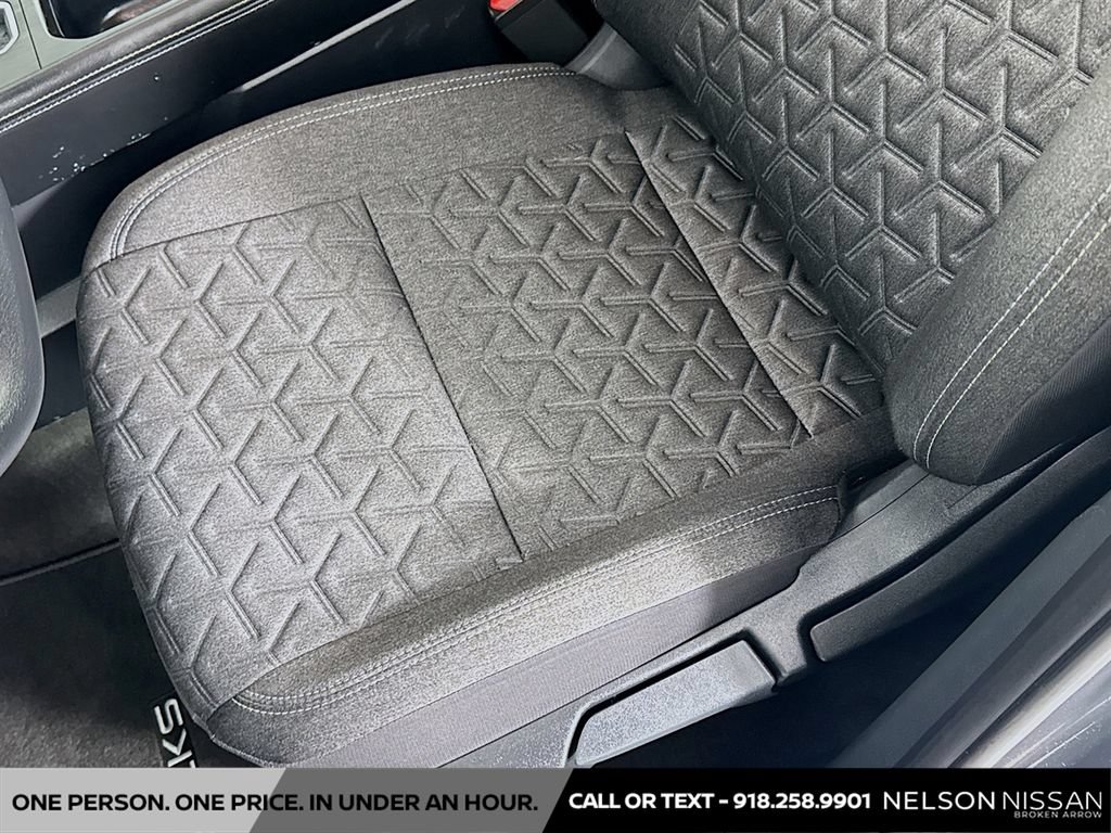 Used 2025 Nissan Kicks SV AWD/4WD image 18