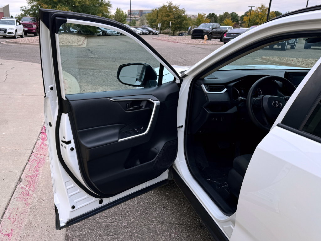Used 2022 Toyota RAV4 LE AWD/4WD image 17