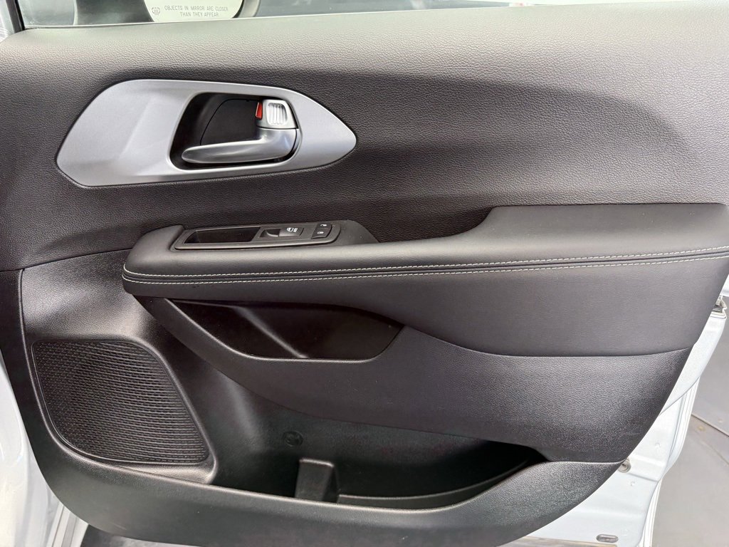Used 2023 Chrysler Pacifica Touring image 48