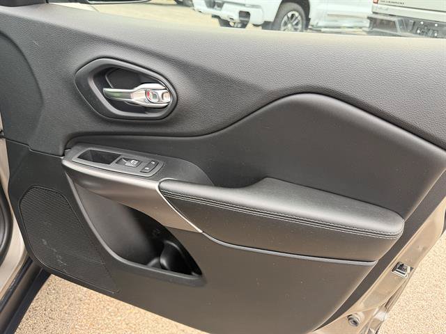 Used 2019 Jeep Cherokee Limited w/ Luxury Group AWD/4WD image 17