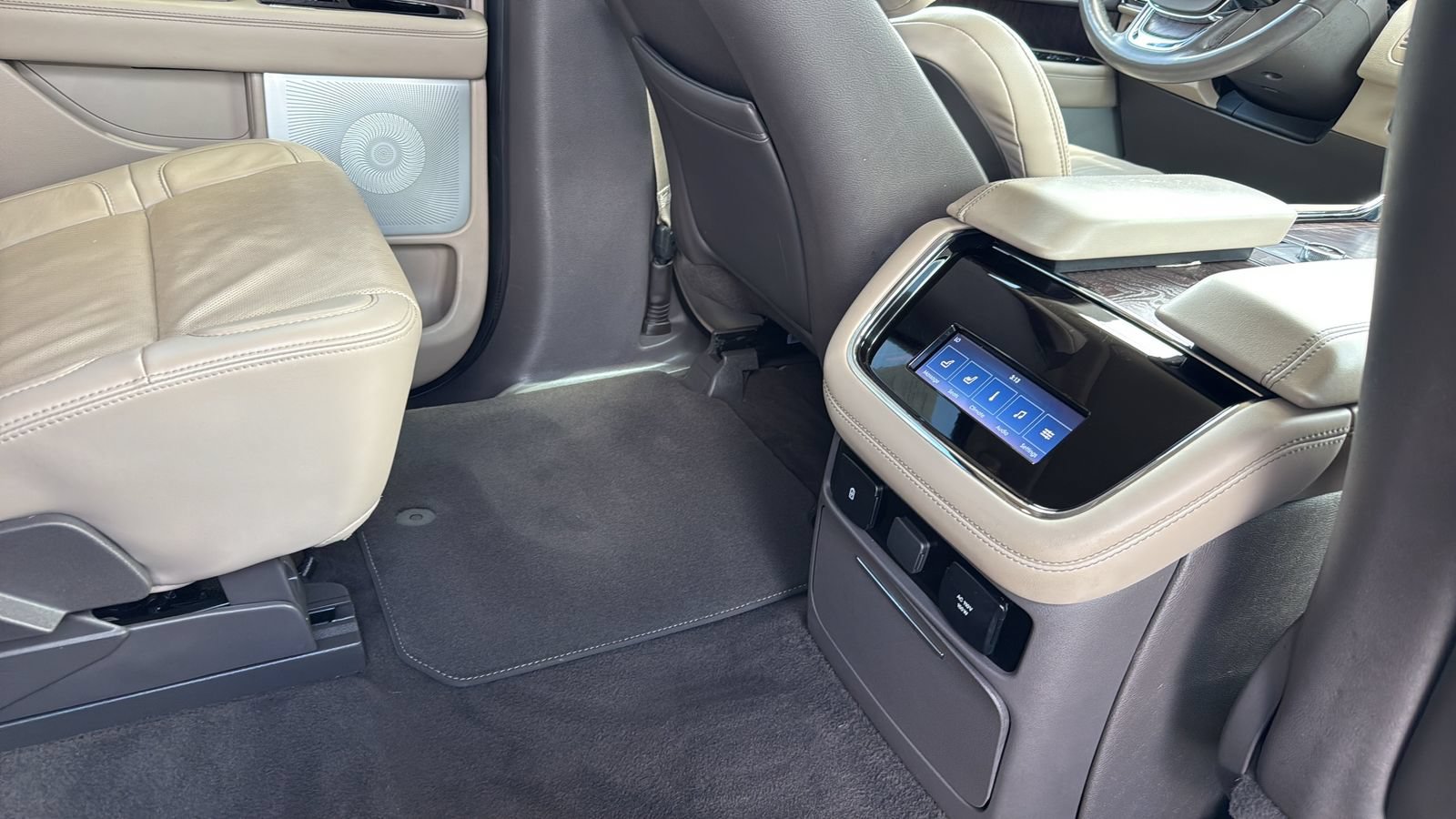 Used 2022 Lincoln Navigator L Reserve AWD/4WD image 27