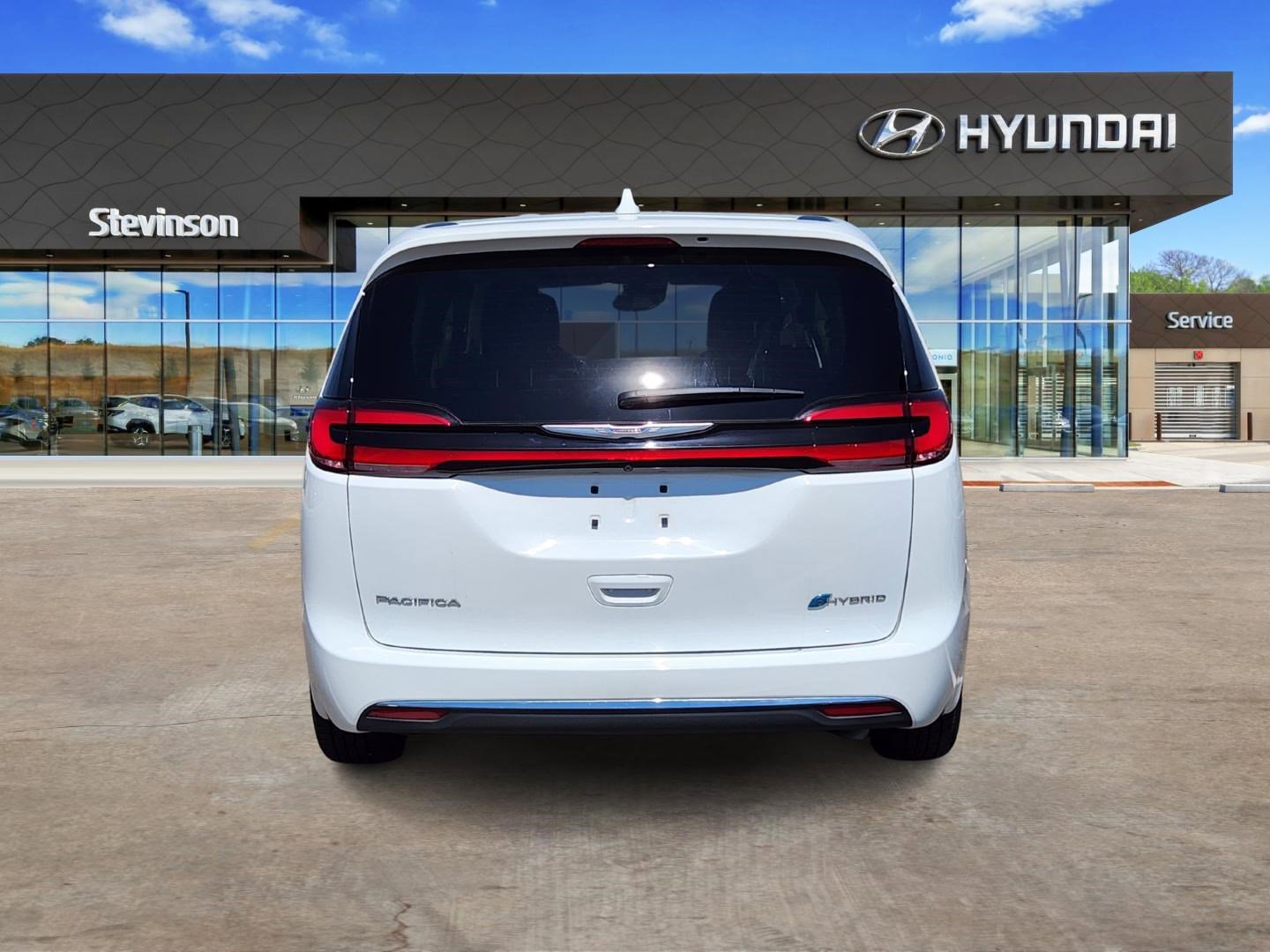 Used 2022 Chrysler Pacifica Touring-L image 3