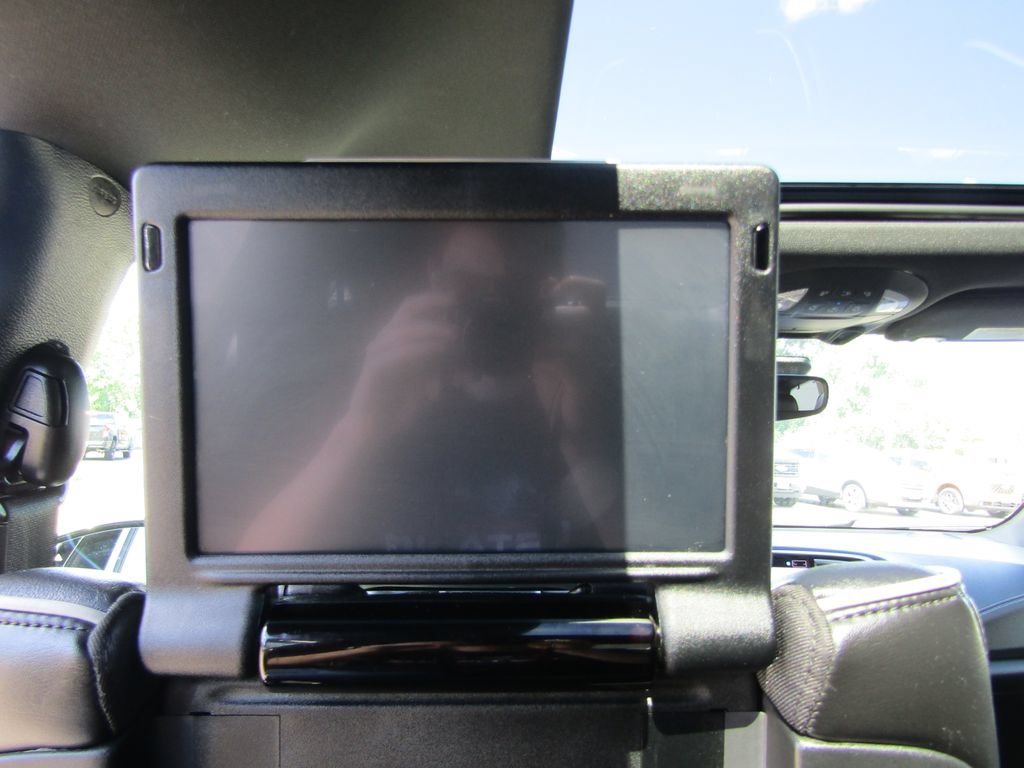 Used 2022 Chrysler Pacifica Limited w/ Uconnect Theater Family Group FWD image 23