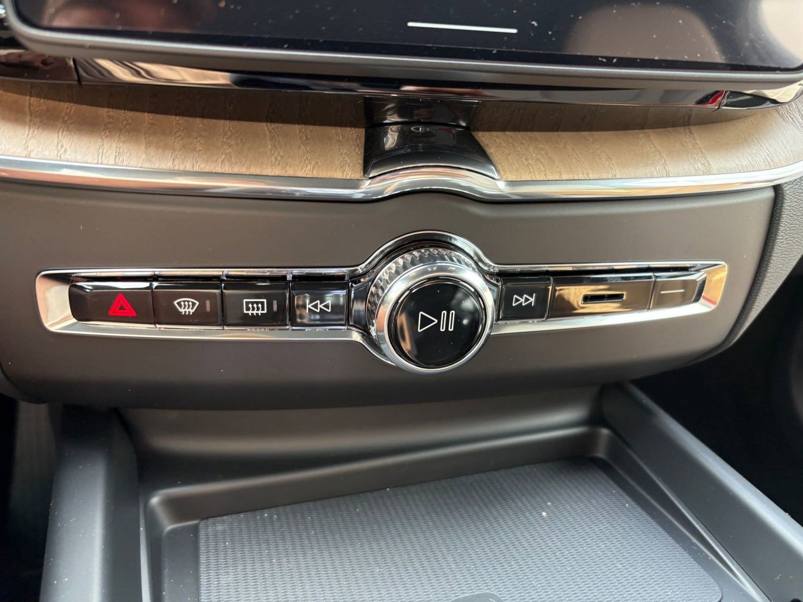 New 2026 Volvo XC60 B5 Plus w/ Climate Package image 18