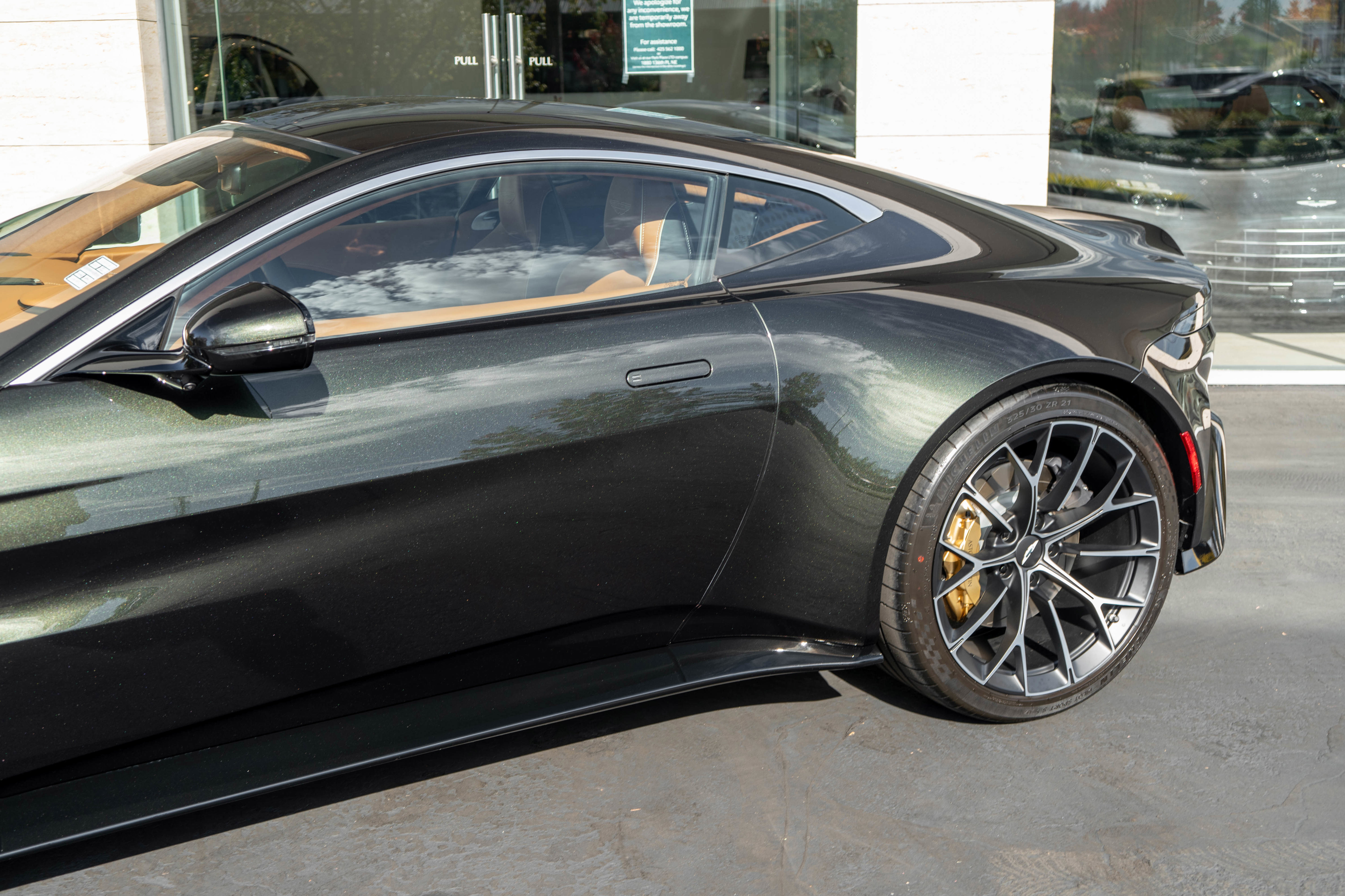 Used 2025 Aston Martin V8 Vantage Coupe image 38