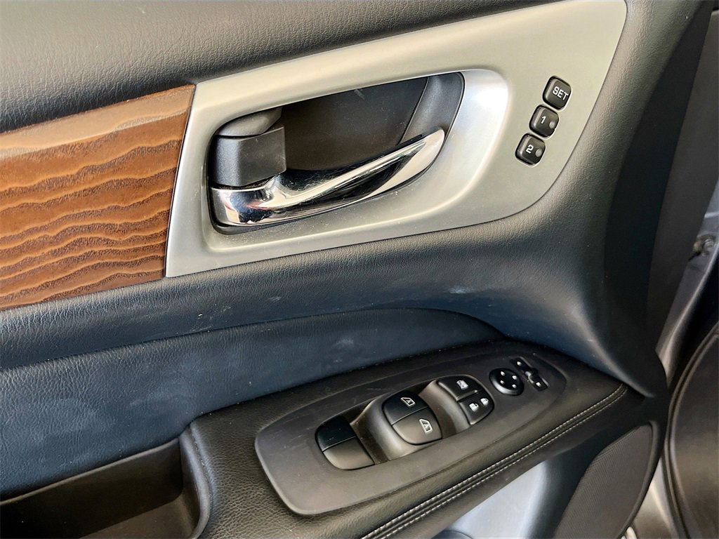 Used 2019 Nissan Pathfinder Platinum w/ Cargo Package image 18