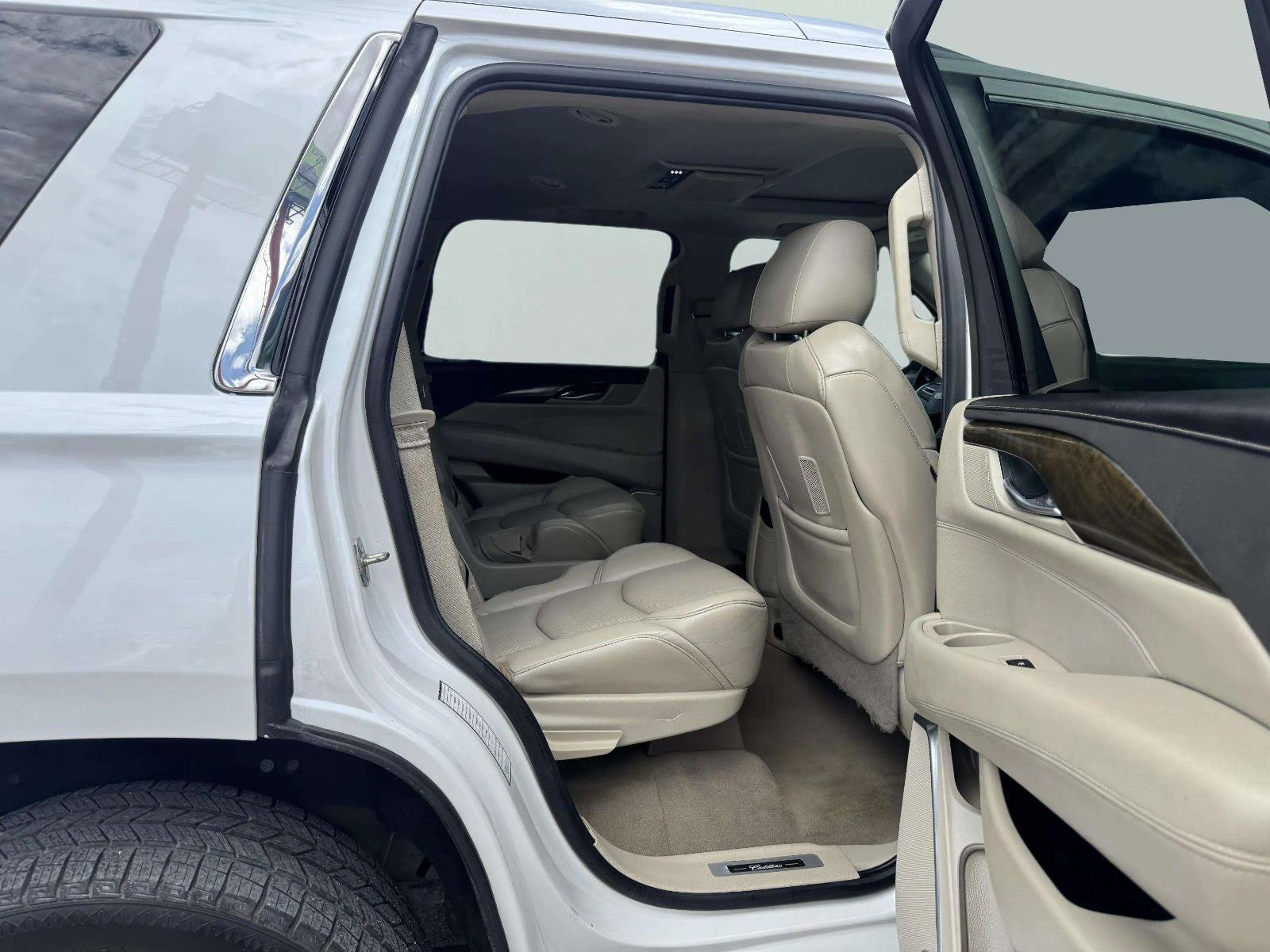 Used 2020 Cadillac Escalade Premium Luxury AWD/4WD image 43