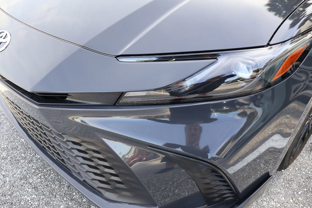 Used 2025 Toyota Camry SE FWD image 3