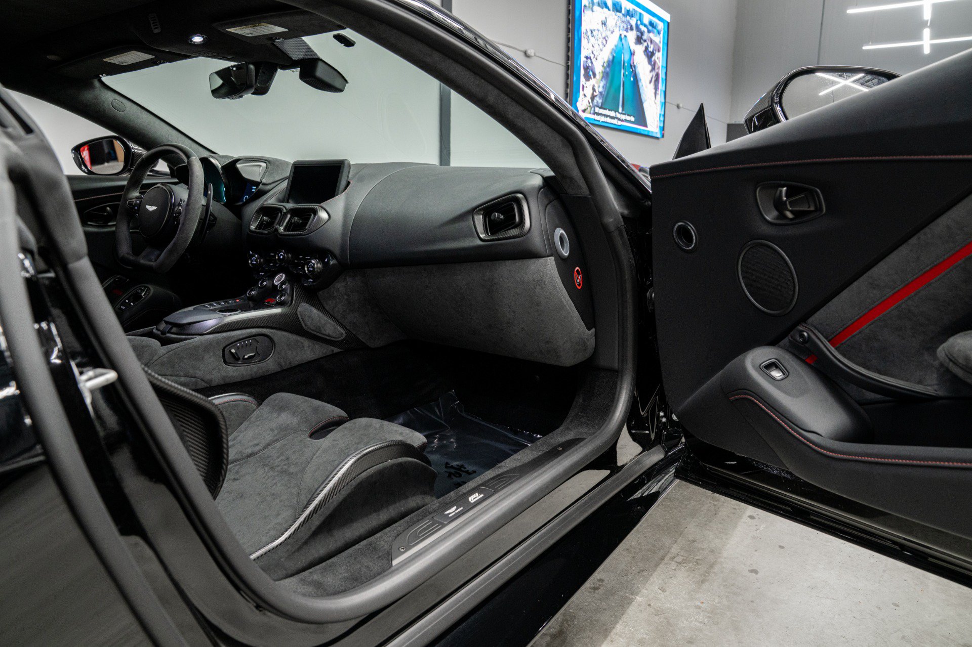 Used 2023 Aston Martin V8 Vantage Coupe RWD image 33