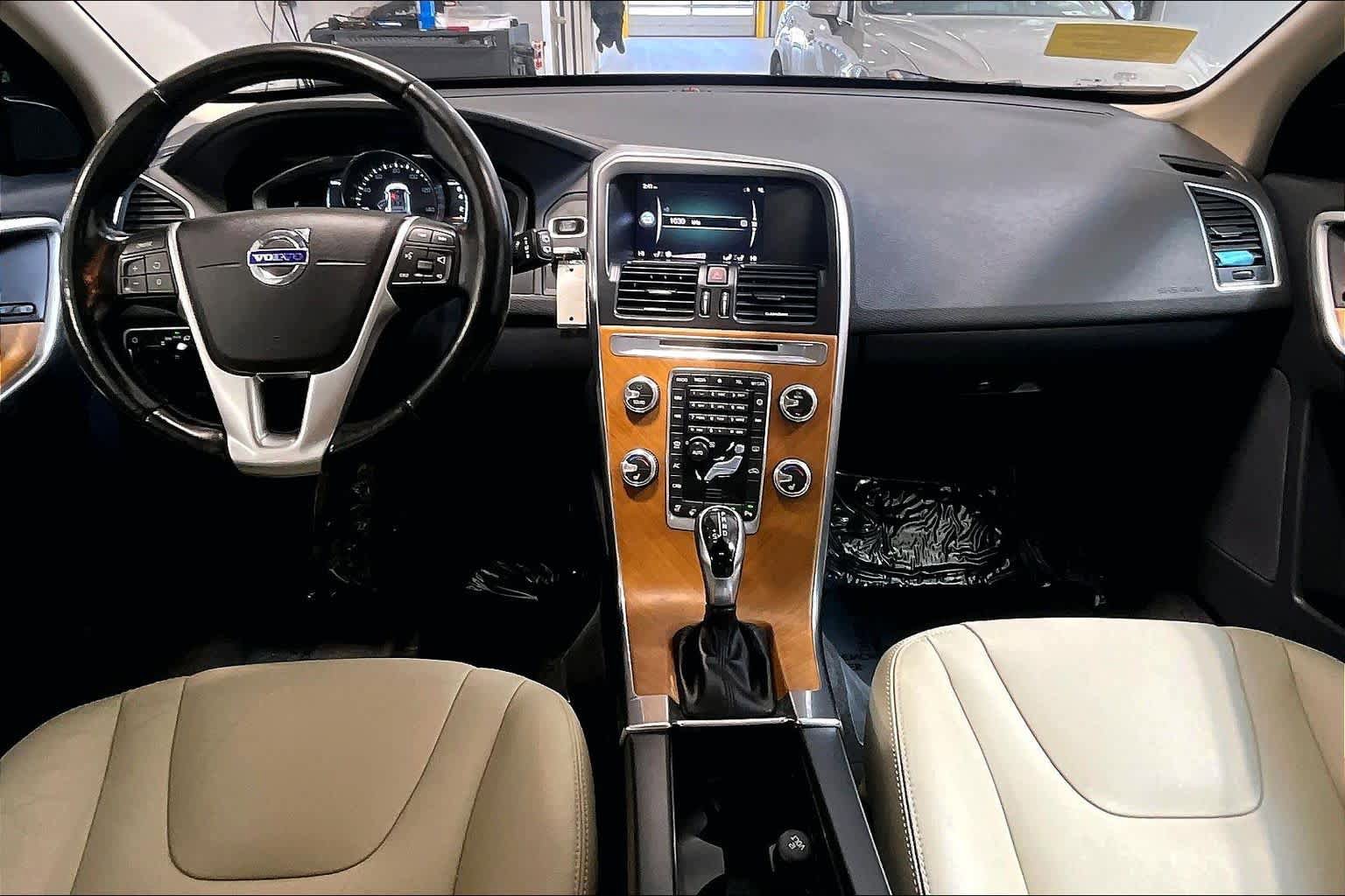 Used 2017 Volvo XC60 T6 Inscription w/ Climate Package AWD/4WD image 15