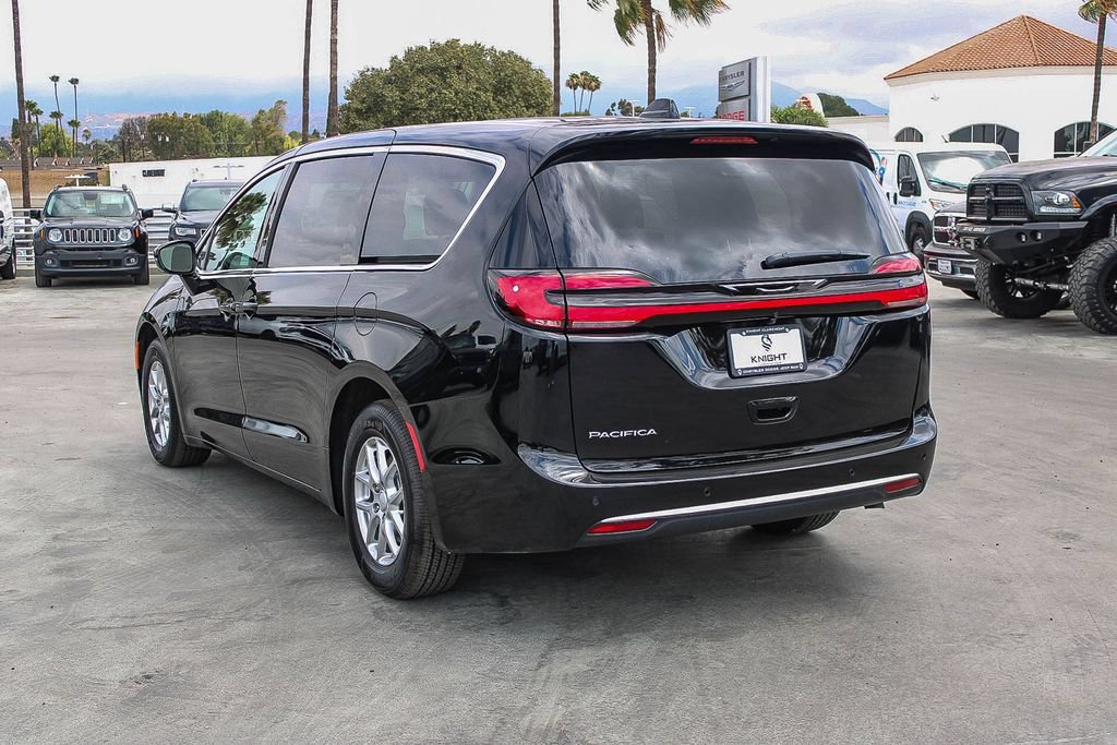 New 2027 Chrysler Pacifica Select FWD image 7