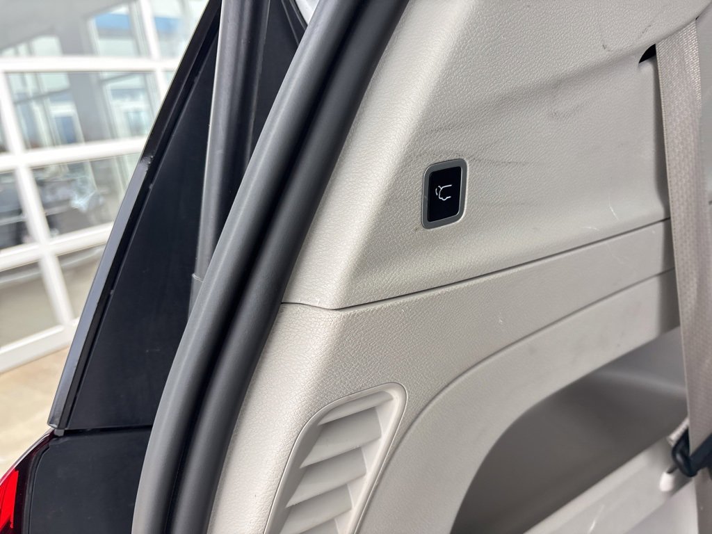 Used 2024 Chrysler Pacifica Touring-L image 22