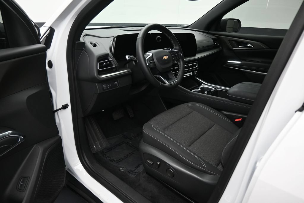 Used 2025 Chevrolet Traverse LT FWD image 11