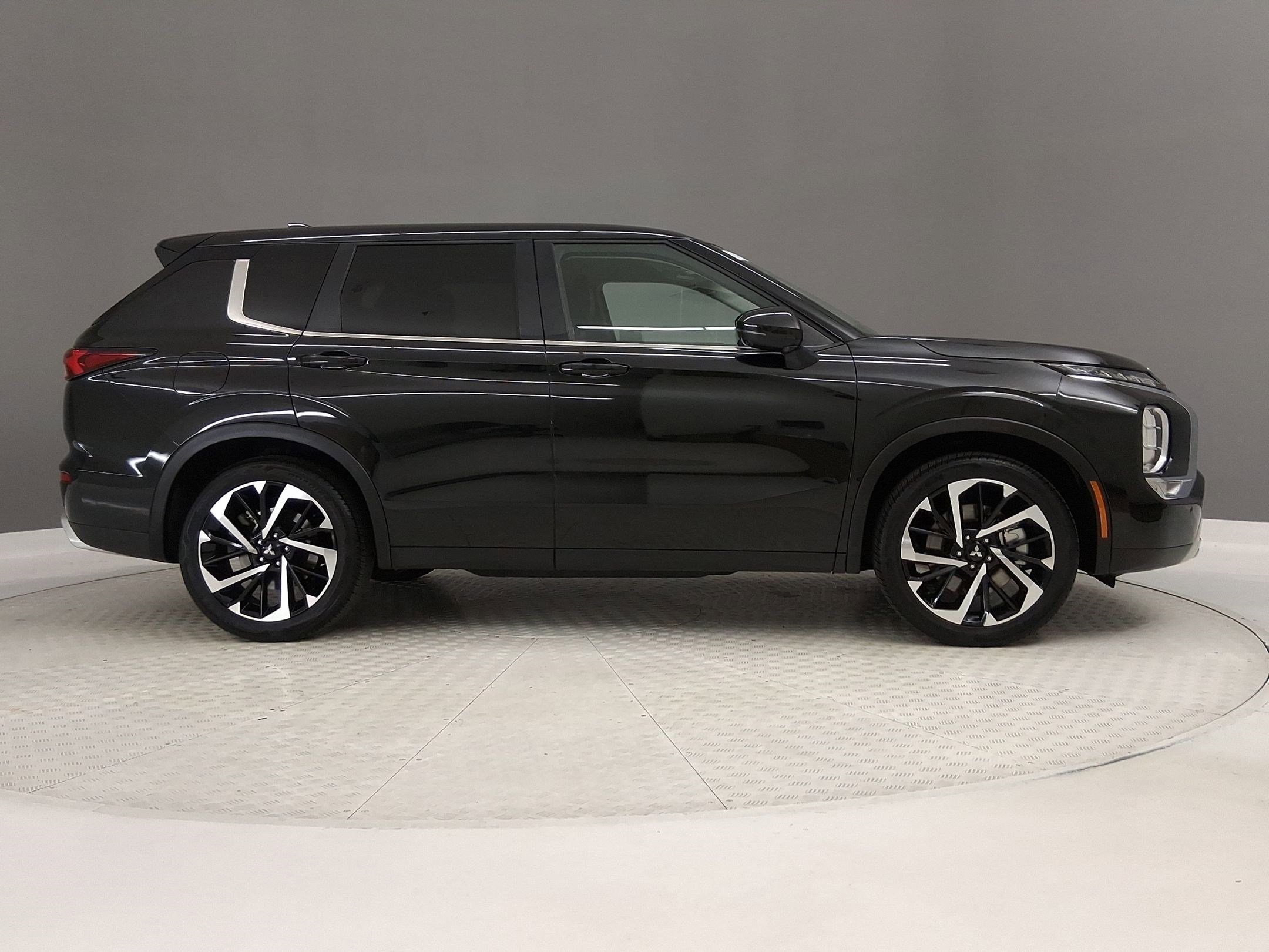 Used 2024 Mitsubishi Outlander SE image 6