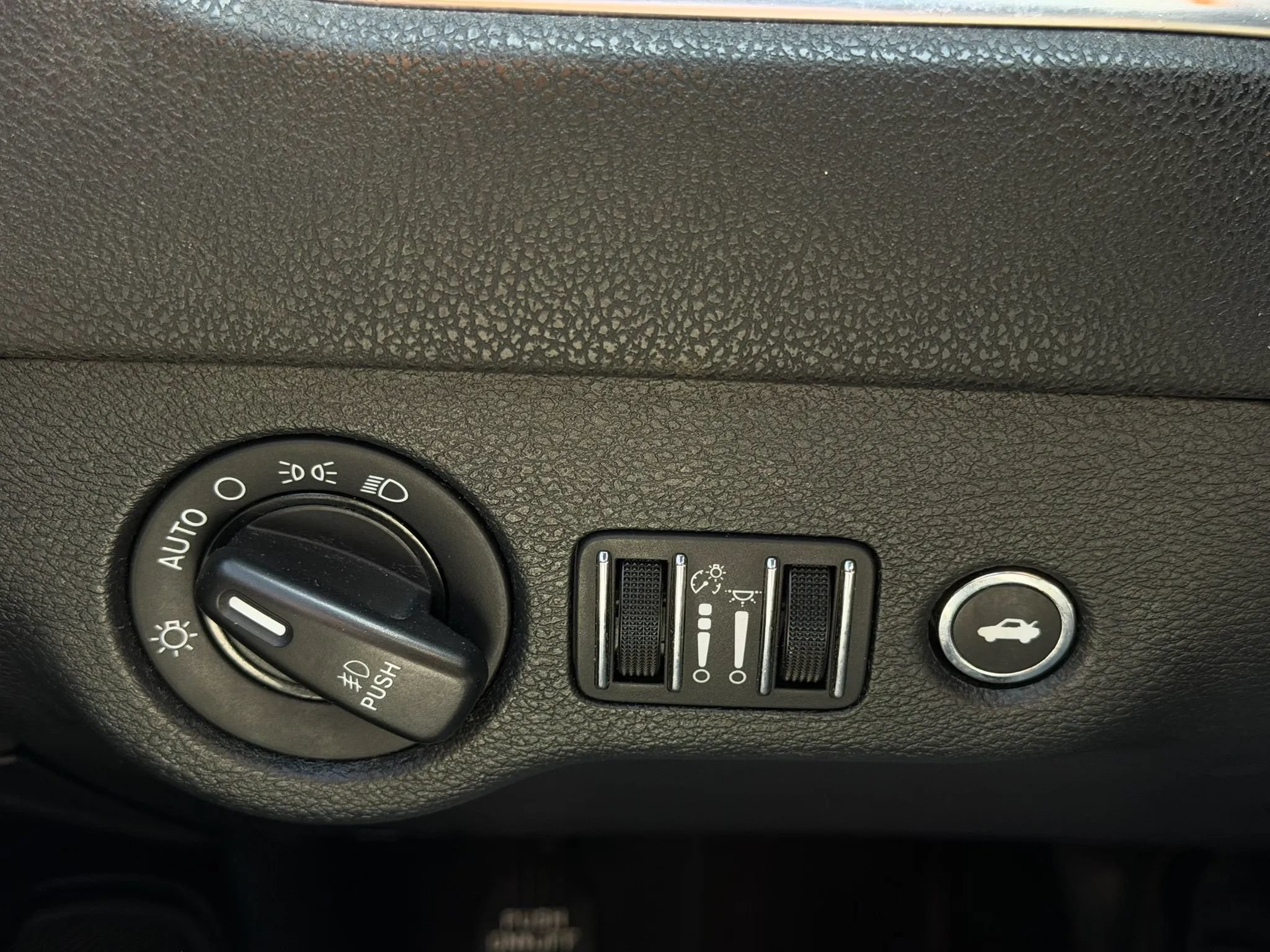 Used 2018 Dodge Charger SXT Plus RWD image 25