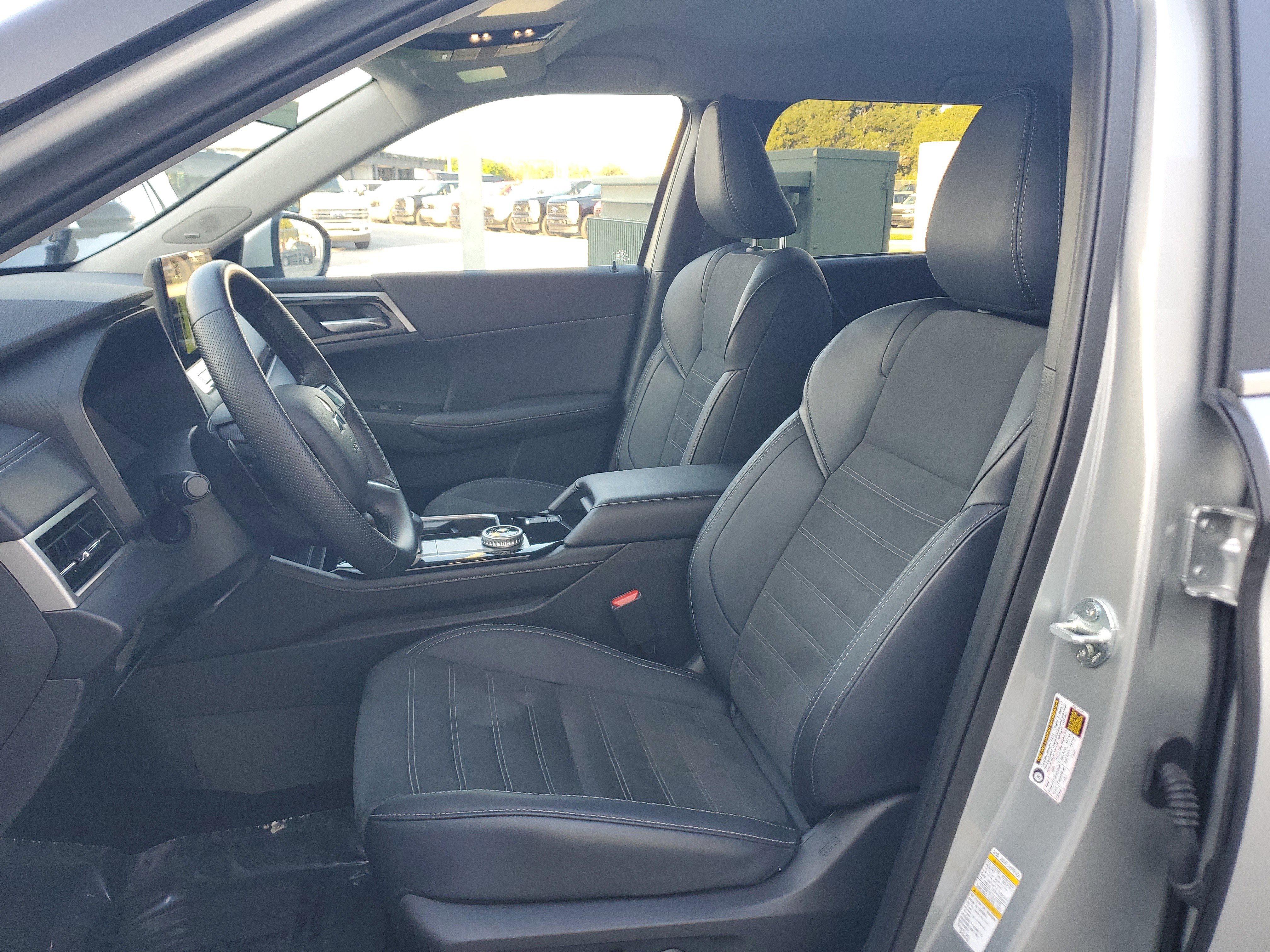 Used 2025 Mitsubishi Outlander SE image 11