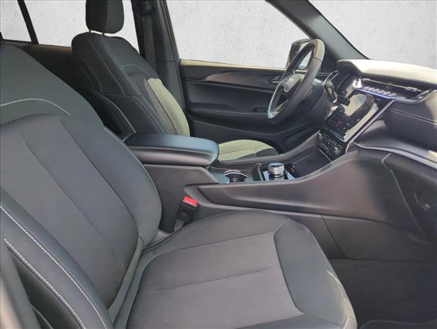 Used 2025 Jeep Grand Cherokee Laredo w/ Luxury Tech Group I RWD image 27