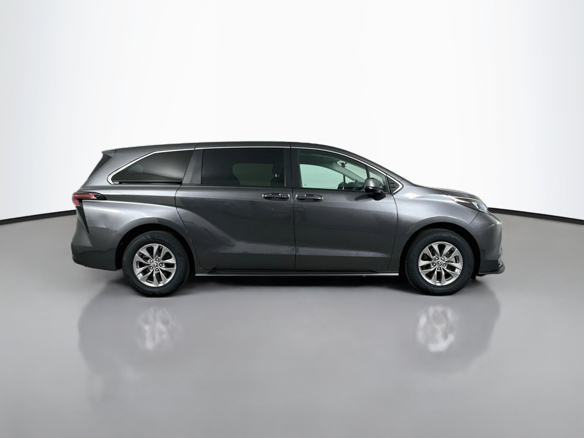 Certified 2025 Toyota Sienna LE FWD image 8
