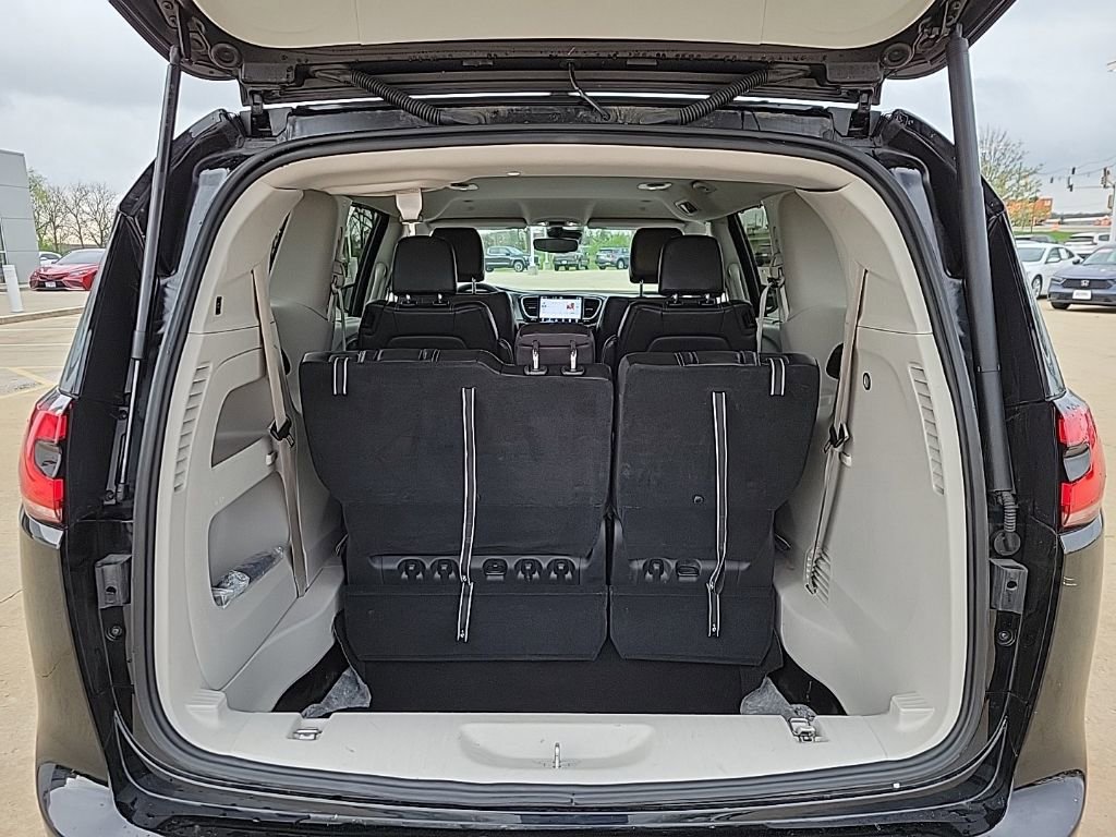 Used 2024 Chrysler Pacifica Touring-L FWD image 14