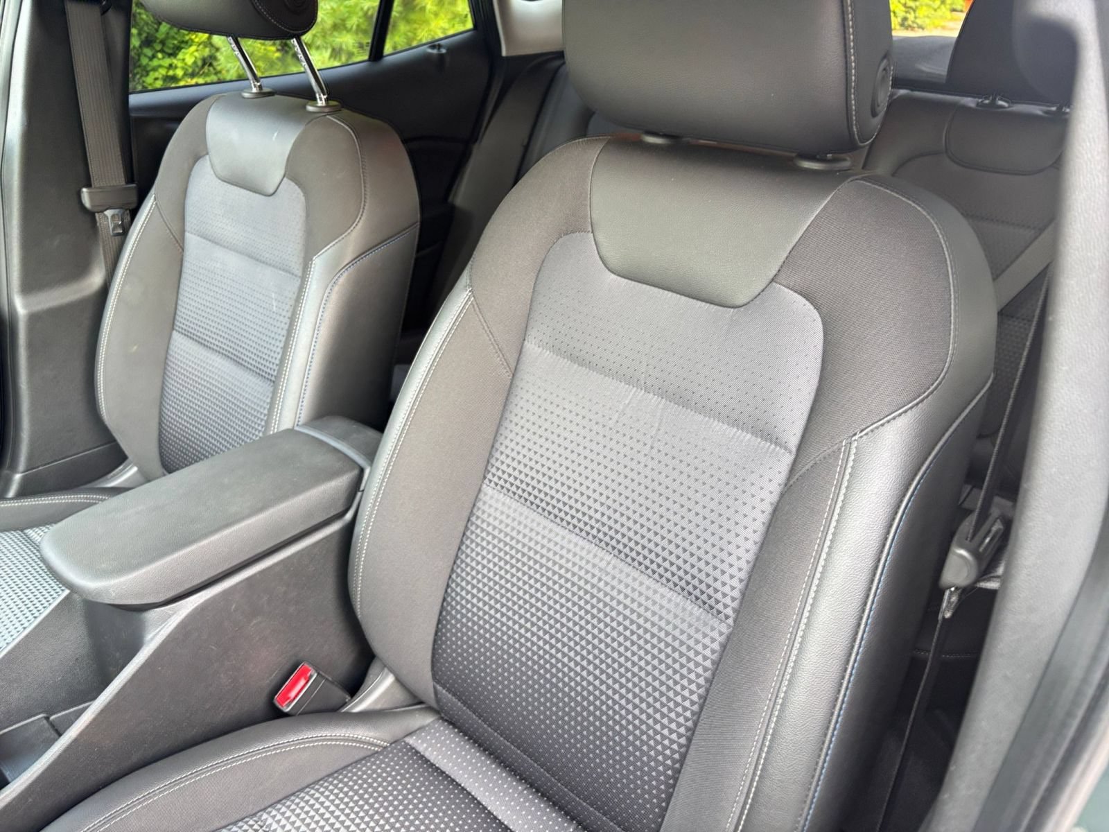 Used 2025 Chevrolet Trax LT w/ LT Convenience Package FWD image 36