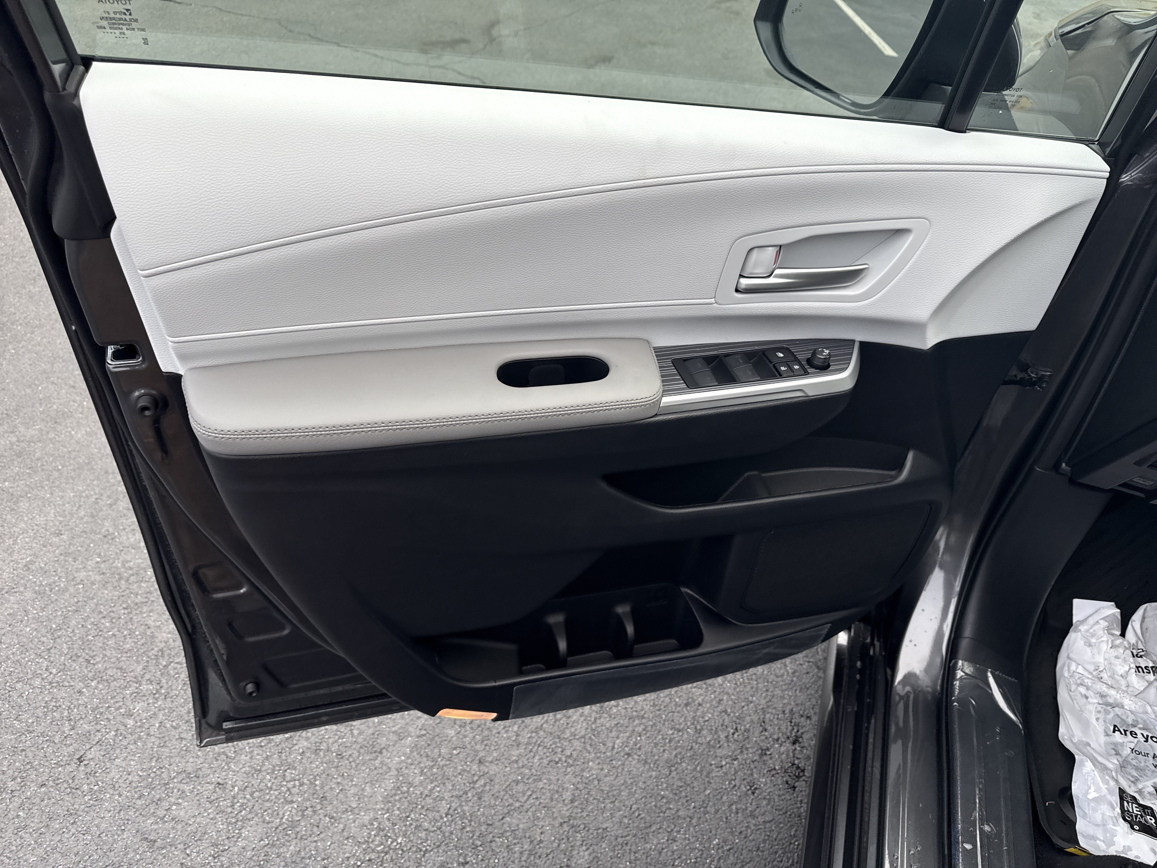 New 2025 Toyota Sienna XLE w/ XLE Plus Package FWD image 23