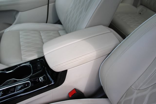 Used 2022 Buick Envision Avenir w/ Technology Package II FWD image 25
